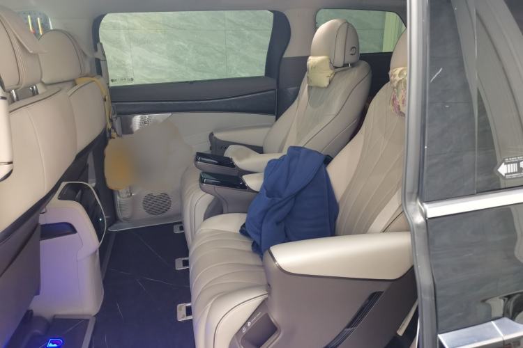 Used Denza D9 2022 DM-i 1040 Prestige Model Interior 4