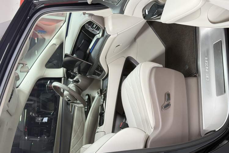 Used Denza D9 2022 DM-i 970 Four-Wheel Drive Flagship Model Interior 4