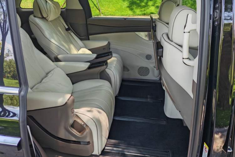Used Denza D9 2022 DM-i 970 Four-Wheel Drive Prestige Model Interior 4