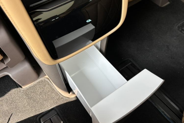 Used Denza D9 2022 DM-i 1040 Prestige Model Interior 4