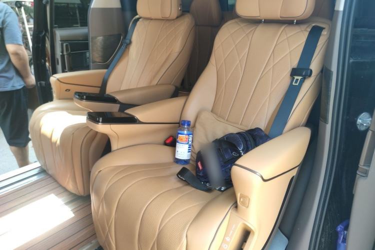 Used Denza D9 2022 DM-i 1040 Prestige Model Interior 4