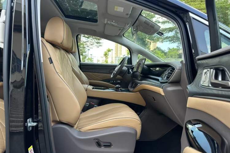 Used Denza D9 2022 DM-i 1040 Prestige Model Interior 4