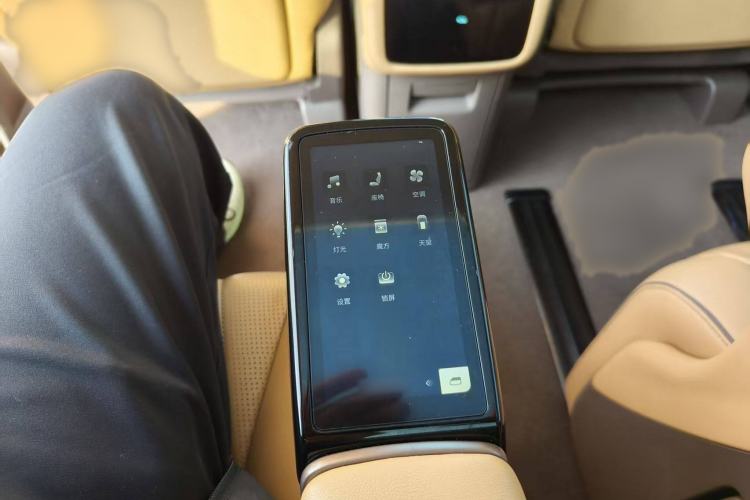 Used Denza D9 2022 EV 600 Four-Wheel Drive Prestige Model Interior 4
