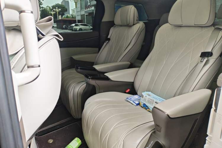 Used Denza D9 2022 DM-i 1040 Prestige Model Interior 4