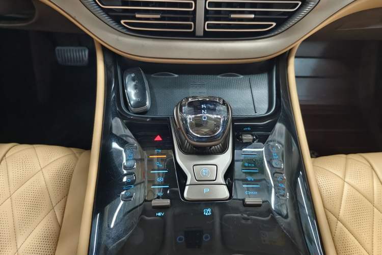 Used Denza D9 2022 DM-i 1040 Prestige Model Interior 4