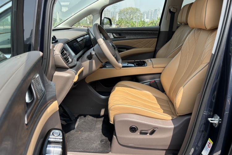 Used Denza D9 2022 DM-i 1040 Prestige Model Interior 5
