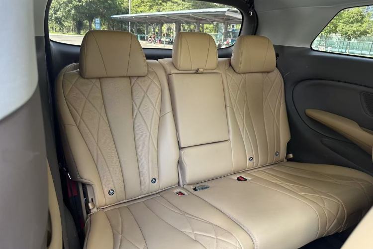Used Denza D9 2022 DM-i 1040 Prestige Model Interior 5