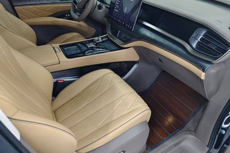 Used Denza D9 2022 DM-i 1040 Prestige Model Interior 5