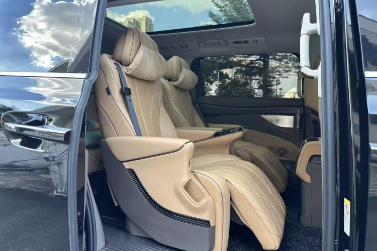 Used Denza D9 2022 DM-i 1040 Prestige Model Interior 6