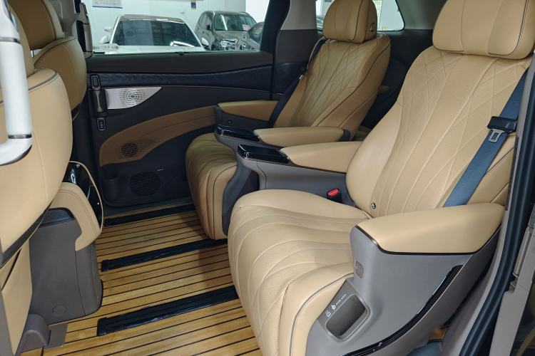 Used Denza D9 2022 DM-i 1040 Prestige Model Interior 6