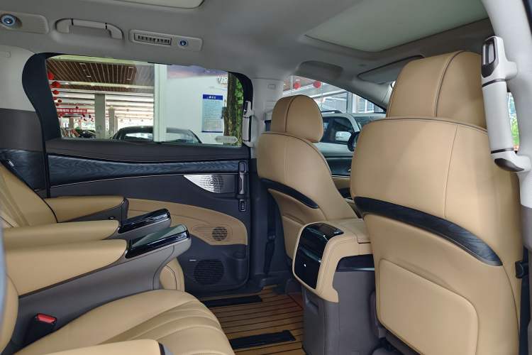 Used Denza D9 2022 DM-i 1040 Prestige Model Interior 7