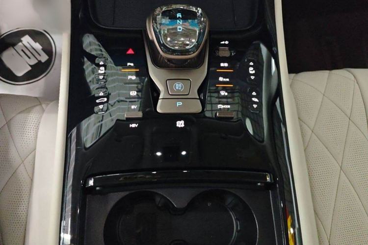 Used Denza D9 2022 DM-i 970 Four-Wheel Drive Flagship Model Interior 8