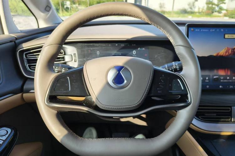 Used Denza D9 2022 EV 600 Four-Wheel Drive Prestige Model Interior 8