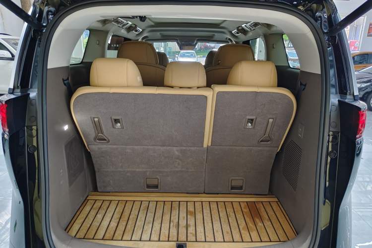 Used Denza D9 2022 DM-i 1040 Prestige Model Interior 8