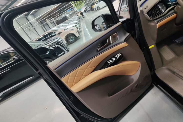 Used Denza D9 2022 EV 600 Four-Wheel Drive Flagship Model Left Front Door Interior