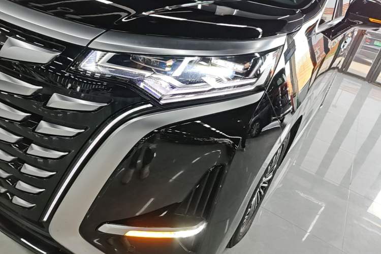 Used Denza D9 2022 DM-i 970 Four-Wheel Drive Flagship Model Left Front Headlight