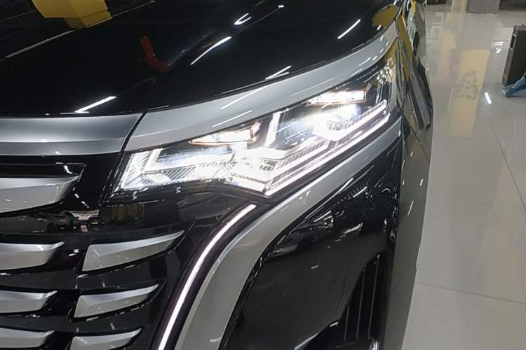 Used Denza D9 2022 DM-i 970 Four-Wheel Drive Flagship Model Left Front Headlight