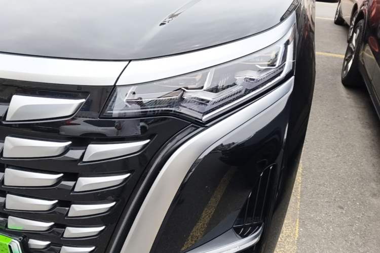 Used Denza D9 2022 DM-i 970 Four-Wheel Drive Prestige Model Left Front Headlight