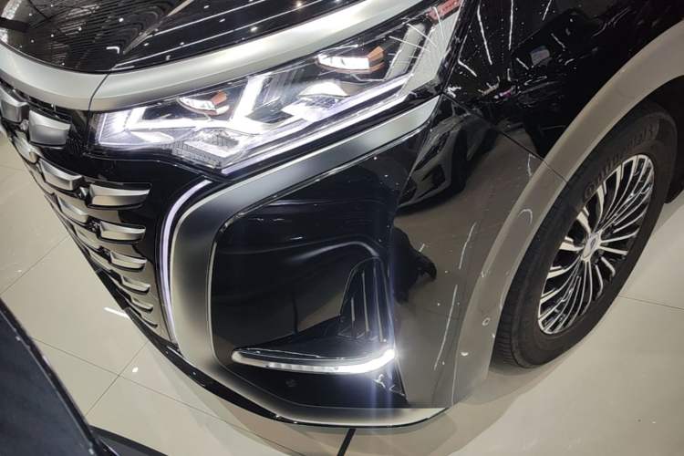 Used Denza D9 2022 DM-i 970 Four-Wheel Drive Flagship Model Left Front Headlight