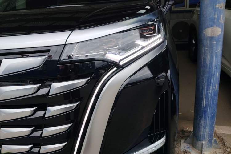Used Denza D9 2022 DM-i 970 Four-Wheel Drive Prestige Model Left Front Headlight