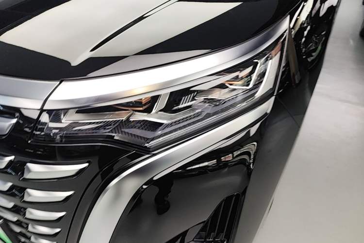 Used Denza D9 2022 DM-i 1040 Prestige Model Left Front Headlight