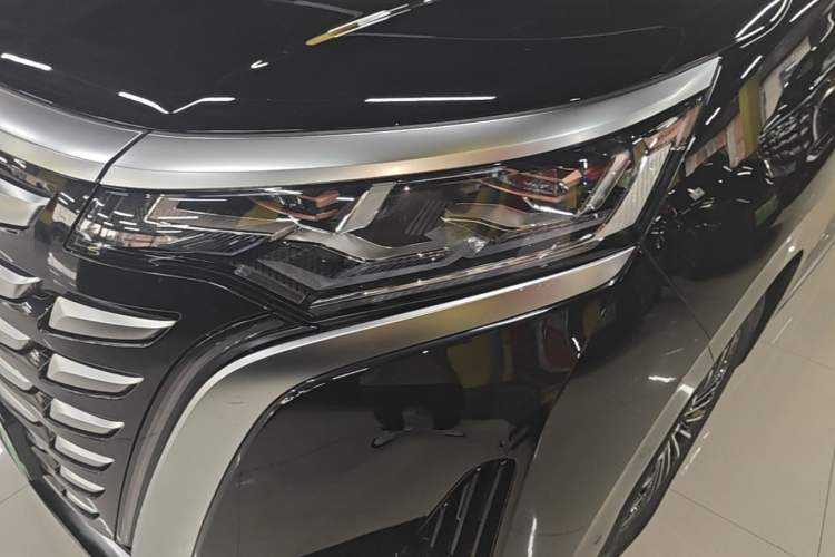 Used Denza D9 2022 DM-i 970 Four-Wheel Drive Flagship Model Left Front Headlight