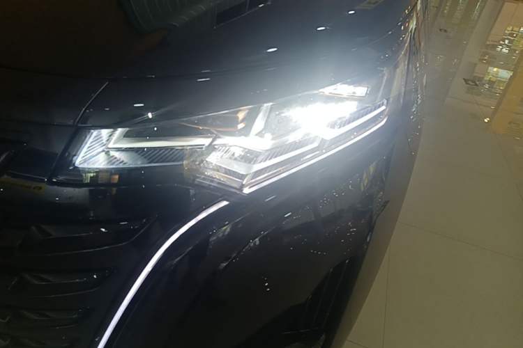 Used Denza D9 2022 DM-i 970 Four-Wheel Drive Flagship Model Left Front Headlight