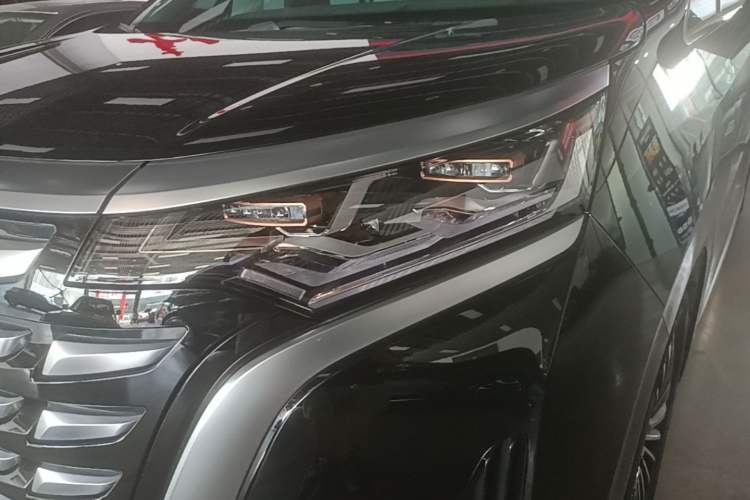 Used Denza D9 2022 DM-i 970 Four-Wheel Drive Prestige Model Left Front Headlight
