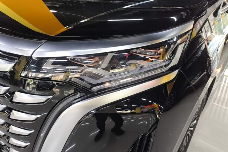 Used Denza D9 2022 DM-i 970 Four-Wheel Drive Flagship Model Left Front Headlight