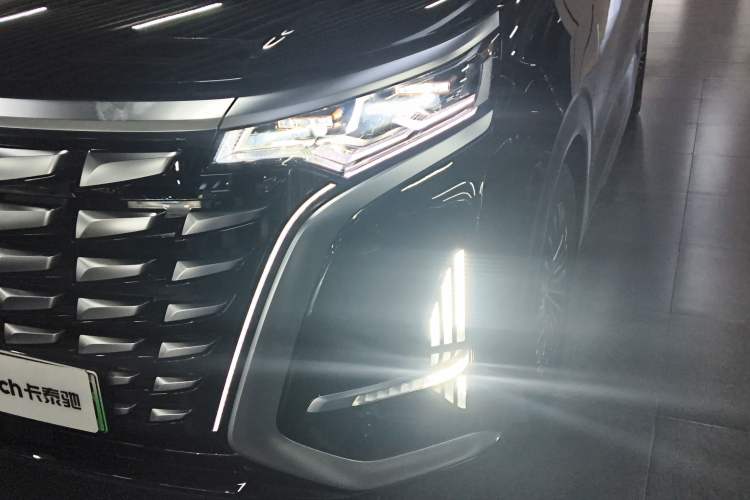 Used Denza D9 2022 DM-i 970 Four-Wheel Drive Flagship Model Left Front Headlight