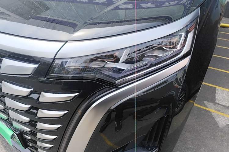 Used Denza D9 2022 DM-i 970 Four-Wheel Drive Flagship Model Left Front Headlight