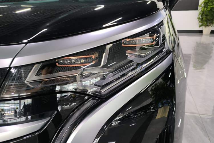 Used Denza D9 2022 DM-i 970 Four-Wheel Drive Flagship Model Left Front Headlight