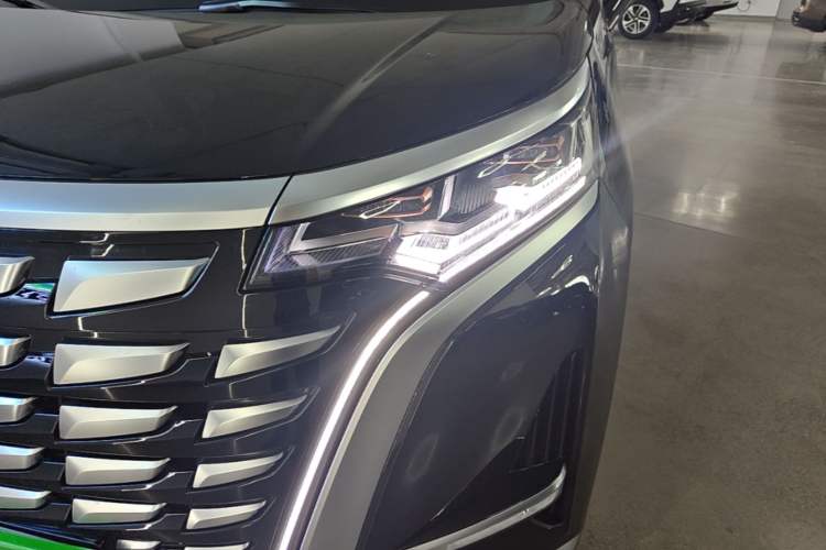 Used Denza D9 2022 DM-i 970 Four-Wheel Drive Flagship Model Left Front Headlight