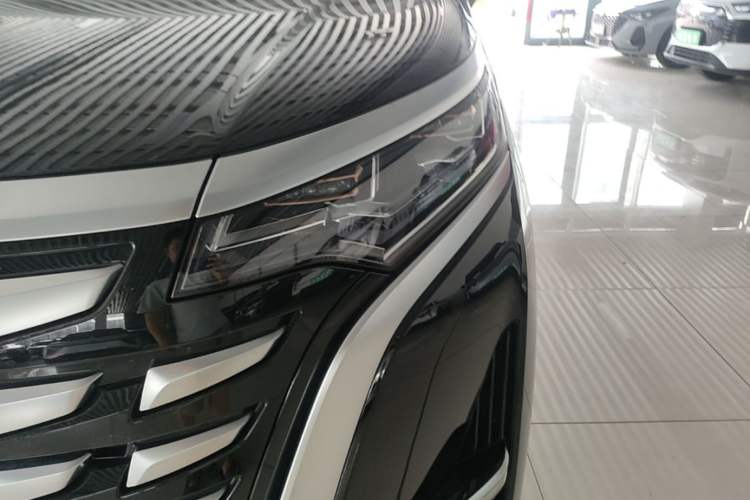 Used Denza D9 2022 DM-i 970 Four-Wheel Drive Prestige Model Left Front Headlight
