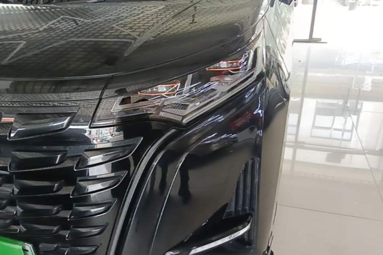 Used Denza D9 2022 DM-i 970 Four-Wheel Drive Prestige Model Left Front Headlight