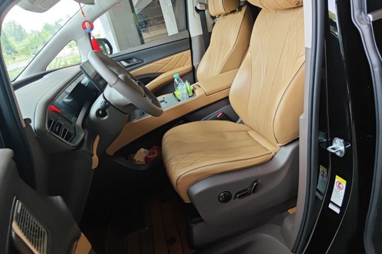 Used Denza D9 2022 DM-i 970 Four-Wheel Drive Prestige Model Left Front Seat