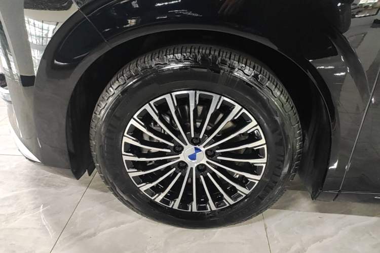 Used Denza D9 2022 DM-i 970 Four-Wheel Drive Prestige Model Left Front Wheel Hub