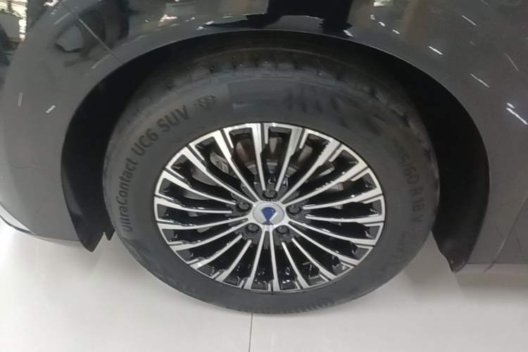Used Denza D9 2022 DM-i 970 Four-Wheel Drive Flagship Model Left Front Wheel Hub