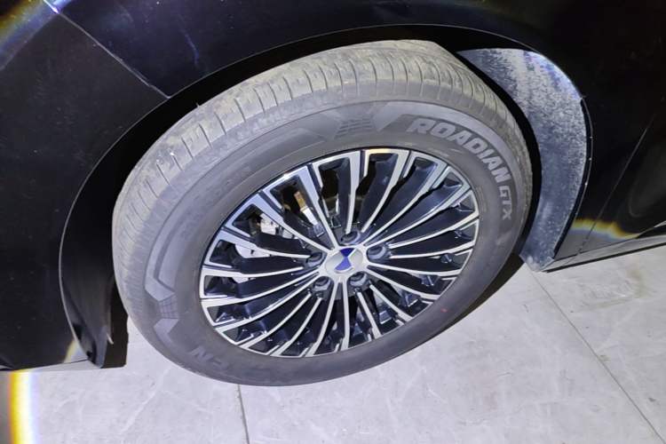 Used Denza D9 2022 DM-i 1040 Prestige Model Left Front Wheel Hub