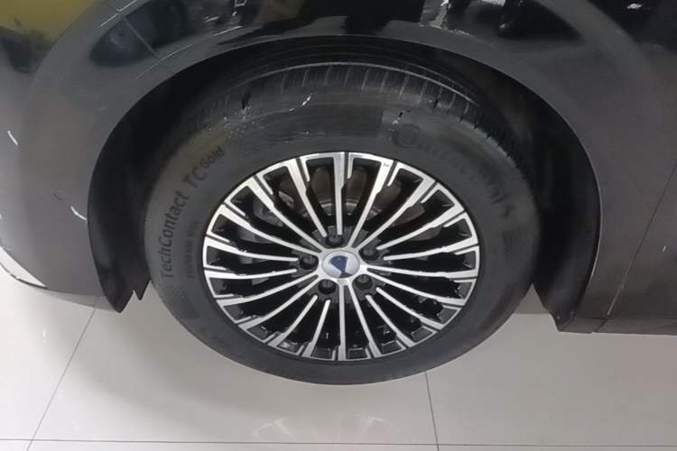 Used Denza D9 2022 DM-i 970 Four-Wheel Drive Flagship Model Left Front Wheel Hub