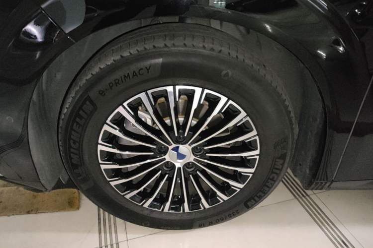 Used Denza D9 2022 DM-i 970 Four-Wheel Drive Flagship Model Left Front Wheel Hub