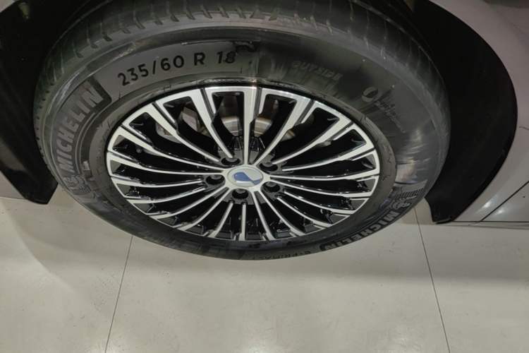 Used Denza D9 2022 DM-i 1040 Prestige Model Left Front Wheel Hub