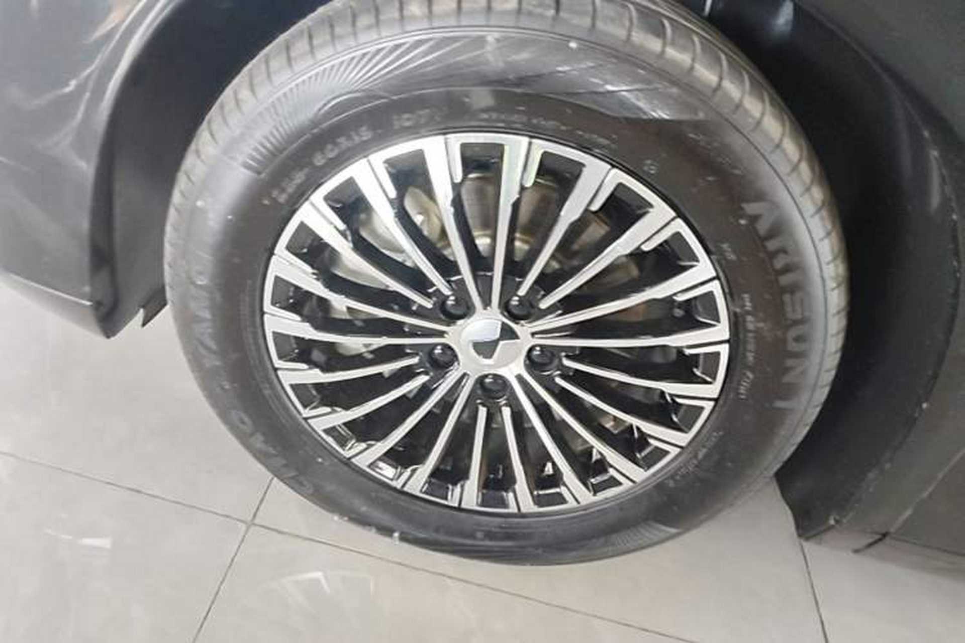 Used Denza D9 2022 DM-i 970 Four-Wheel Drive Prestige Model Left Front Wheel Hub