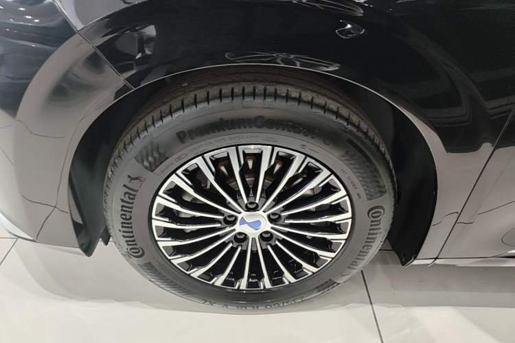 Used Denza D9 2022 DM-i 970 Four-Wheel Drive Prestige Model Left Front Wheel Hub