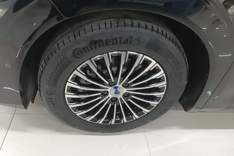Used Denza D9 2022 DM-i 970 Four-Wheel Drive Flagship Model Left Front Wheel Hub