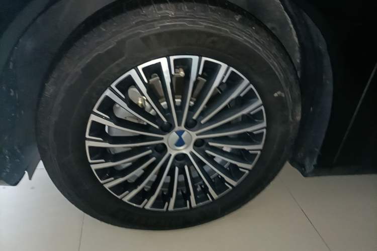 Used Denza D9 2022 DM-i 1040 Prestige Model Left Front Wheel Hub