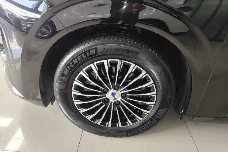 Used Denza D9 2022 DM-i 945 Luxury Model Left Front Wheel Hub