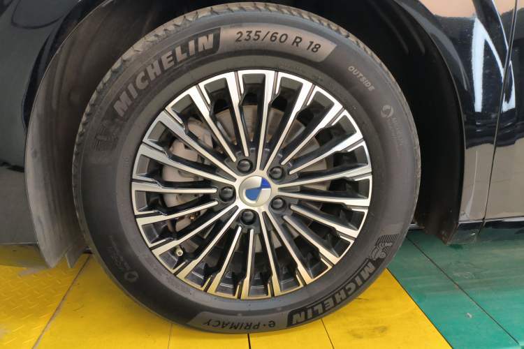 Used Denza D9 2022 DM-i 1040 Prestige Model Left Front Wheel Hub