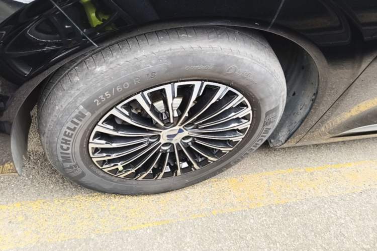 Used Denza D9 2022 DM-i 970 Four-Wheel Drive Prestige Model Left Front Wheel Hub