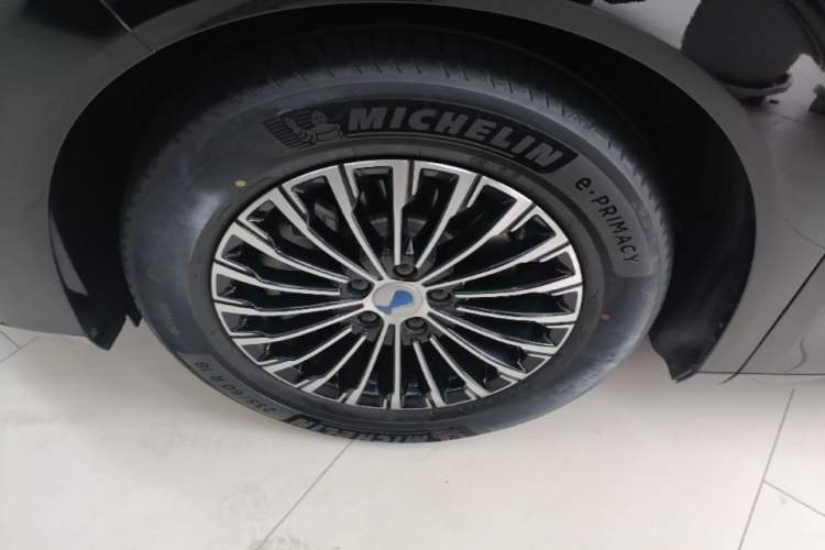 Used Denza D9 2022 DM-i 970 Four-Wheel Drive Prestige Model Left Front Wheel Hub